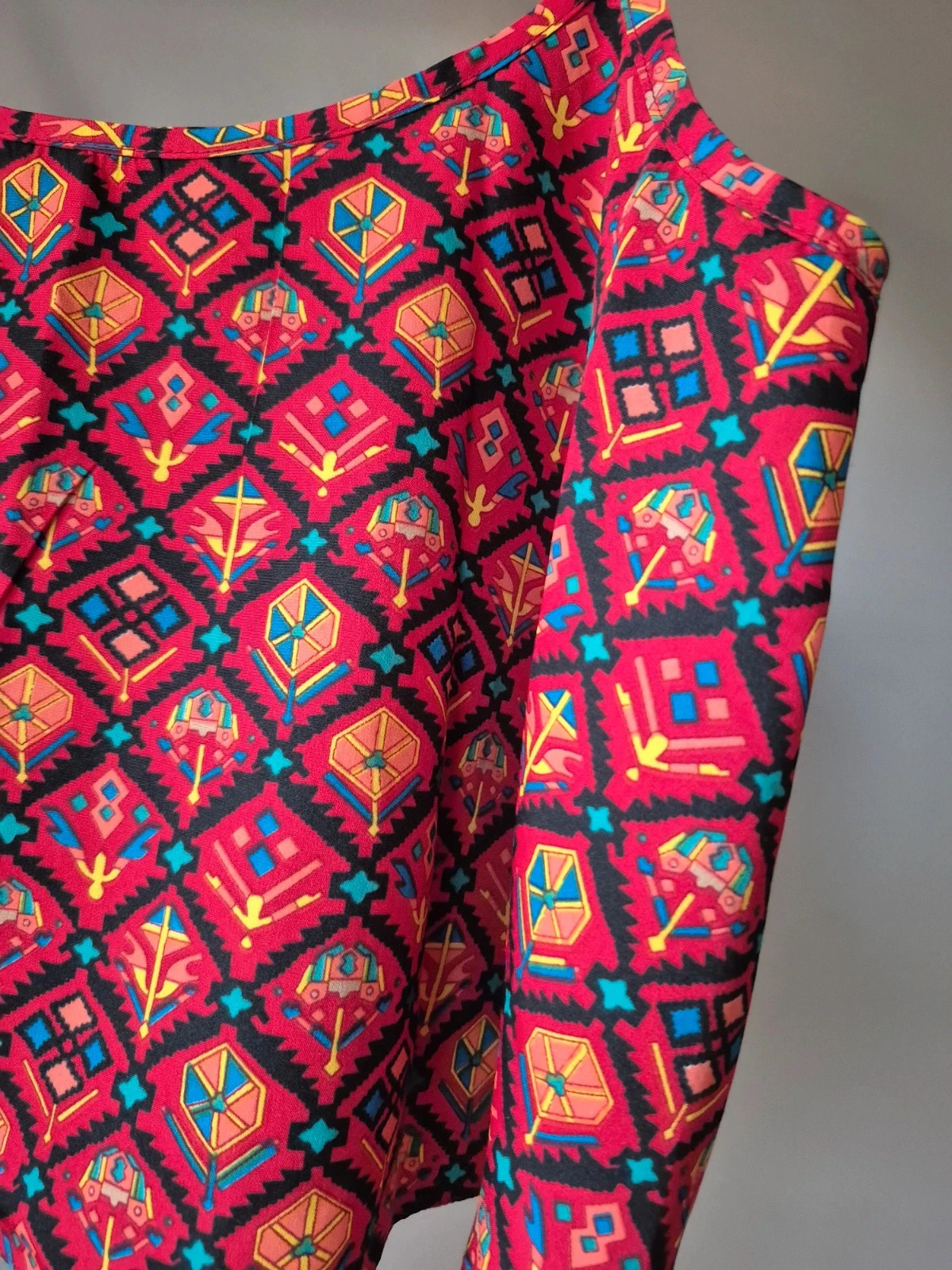Sleeveless short top with a pattern – photo 3